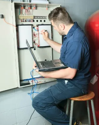 Boletín eléctrico: qué es y cuándo lo necesitas Técnico anotando en un portátil las mediciones del cuadro eléctrico
