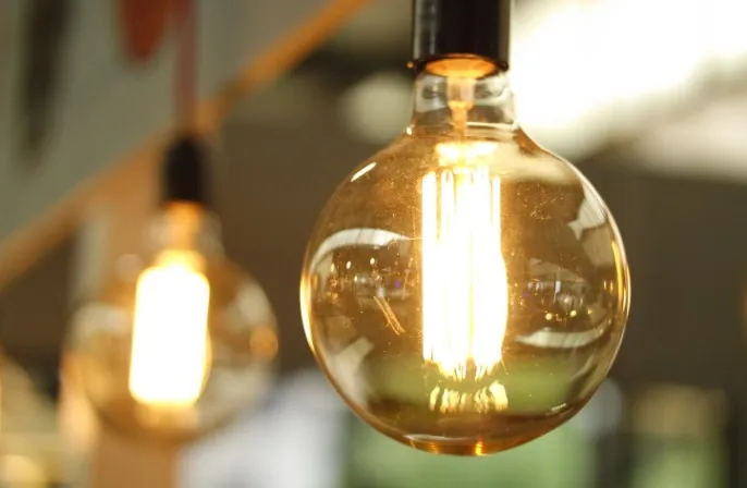 Electricista para comercios en toda Málaga Bombillas de filamento decorativas encendidas en un local en Málaga