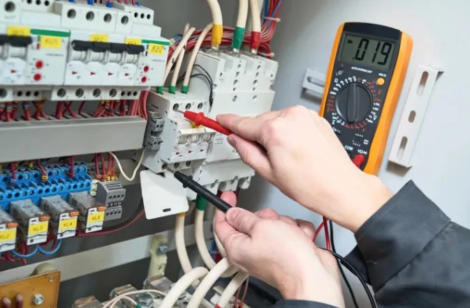 Comprobación de diferenciales y magnetotérmicos con polímetro en el cuadro eléctrico