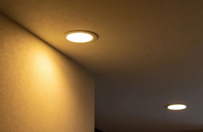 Cómo ahorrar en la factura de la luz con LED Focos LED empotrados encendidos en el techo de una vivienda