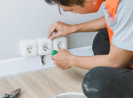 Dar de alta la luz en una vivienda: pasos y documentos Electricista instalando una fila de enchufes en la pared de una vivienda