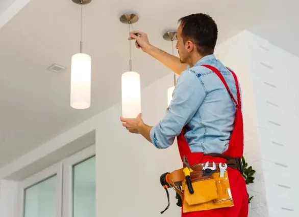 Qué resolvemos en El Palo Electricista instalando lámparas colgantes en el techo en El Palo (Málaga)