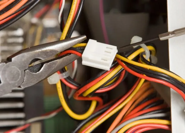 Cuándo motorizar o automatizar tu puerta Reparación de conexiones eléctricas con alicates en un mazo de cables en Málaga